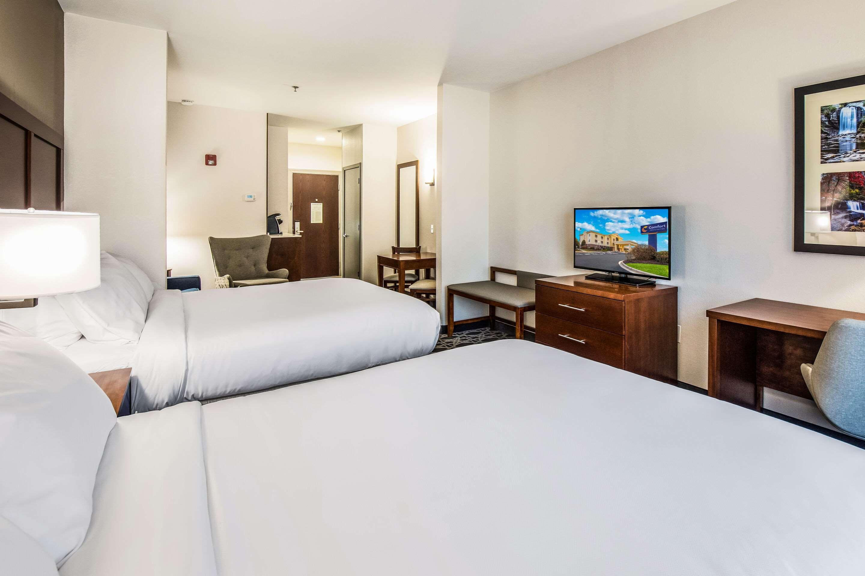Comfort Inn & Suites Бревард Экстерьер фото