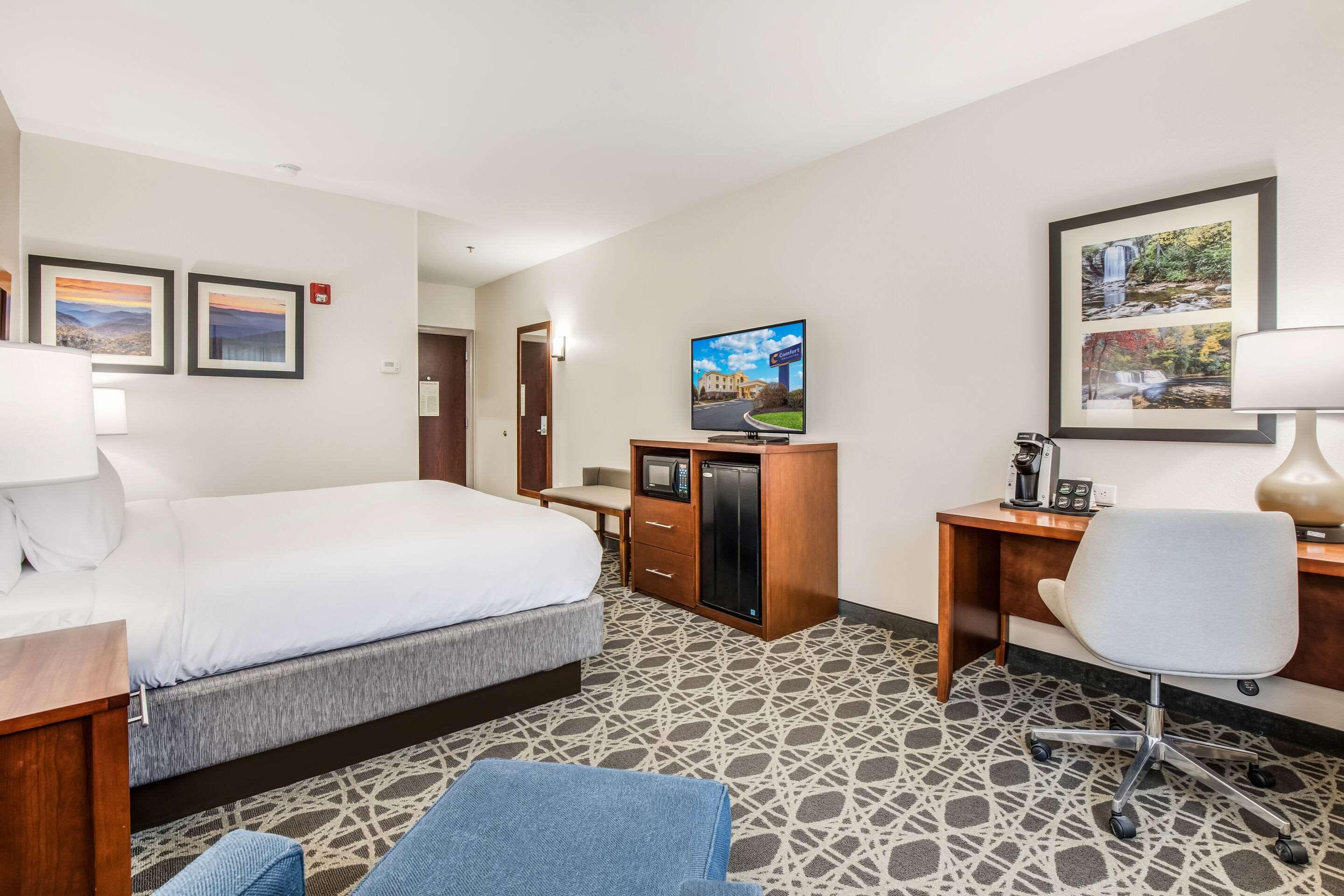 Comfort Inn & Suites Бревард Экстерьер фото