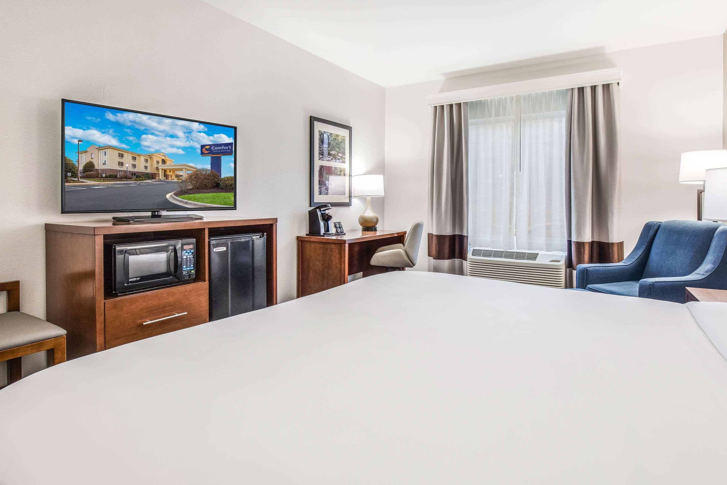 Comfort Inn & Suites Бревард Экстерьер фото