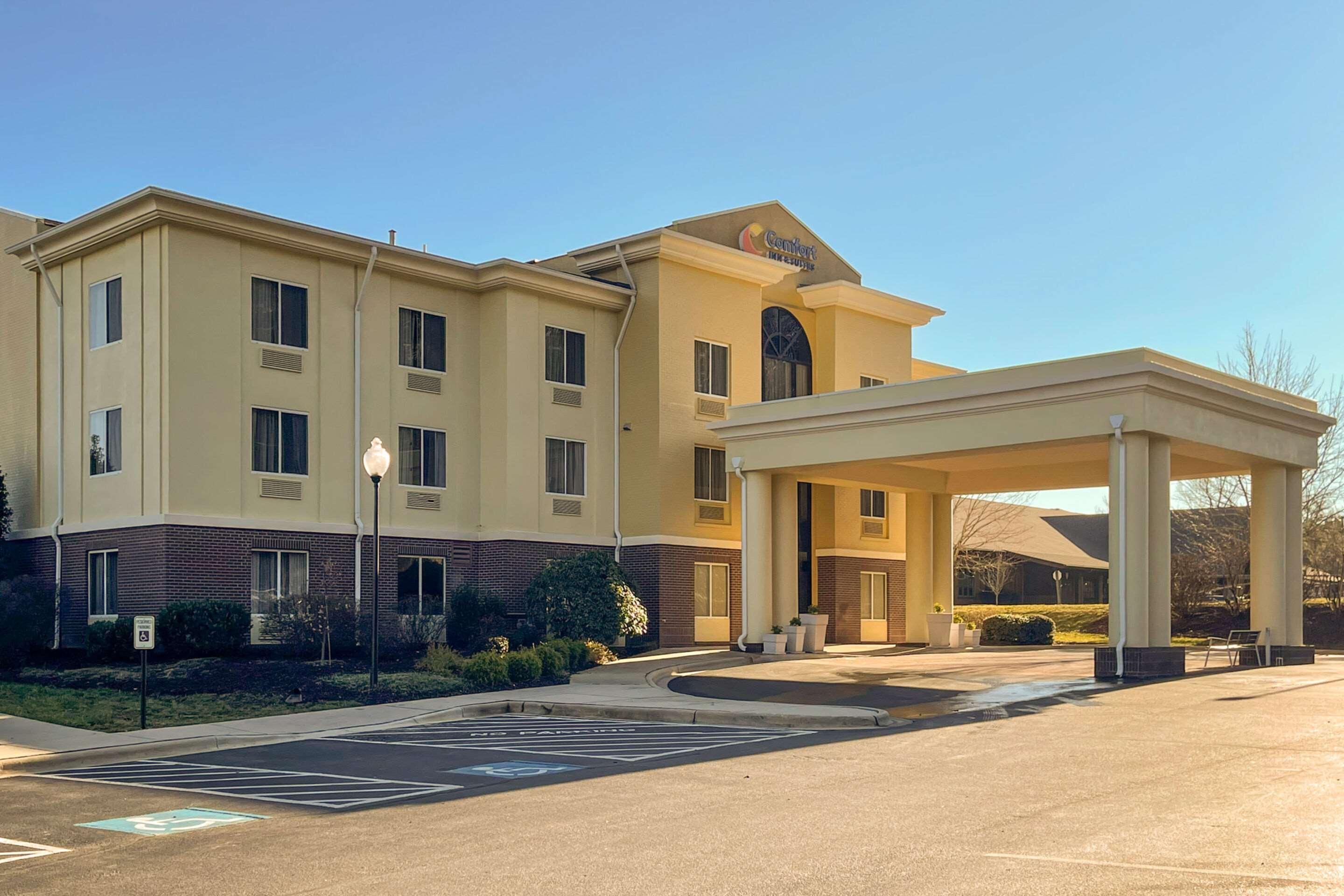 Comfort Inn & Suites Бревард Экстерьер фото