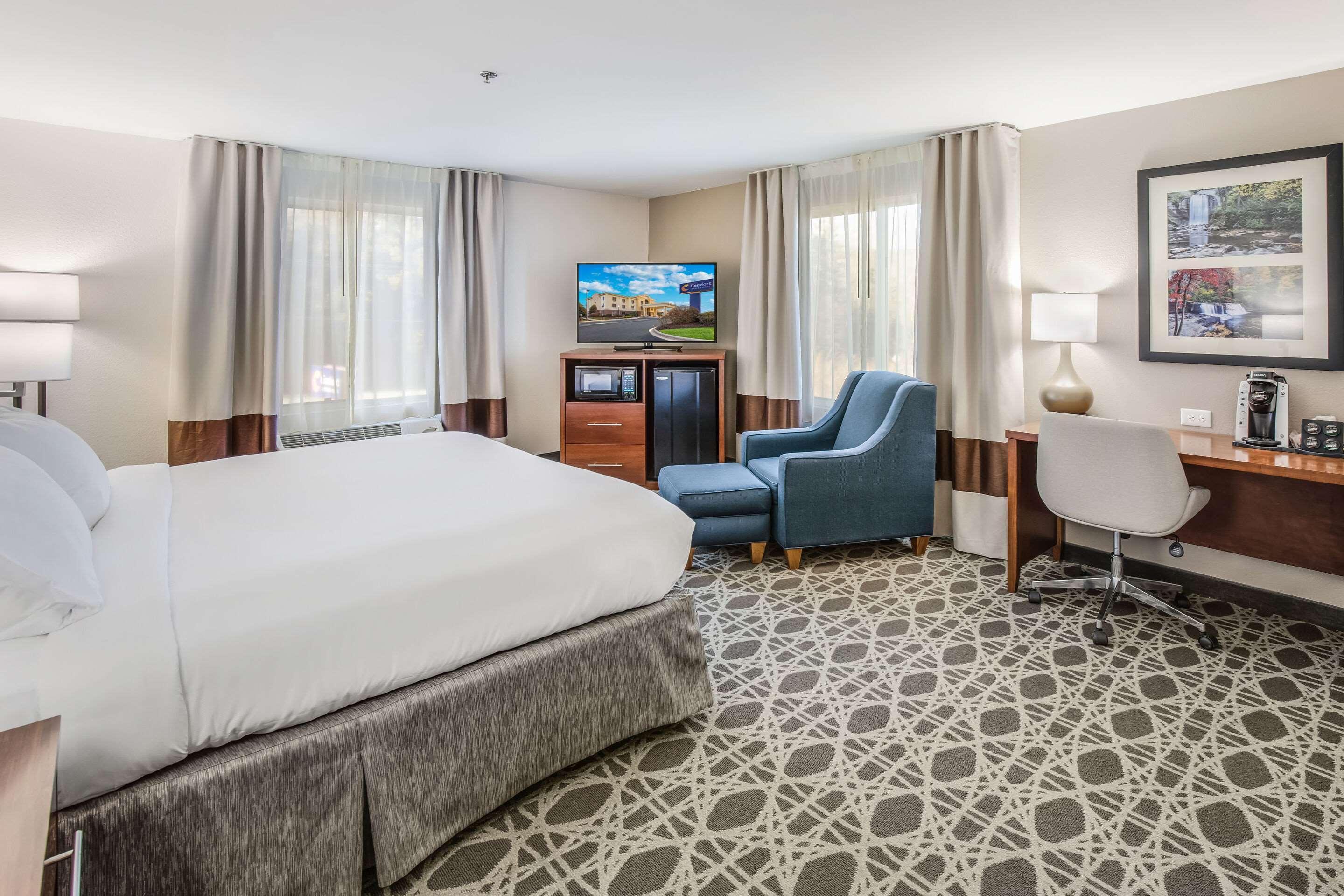 Comfort Inn & Suites Бревард Экстерьер фото